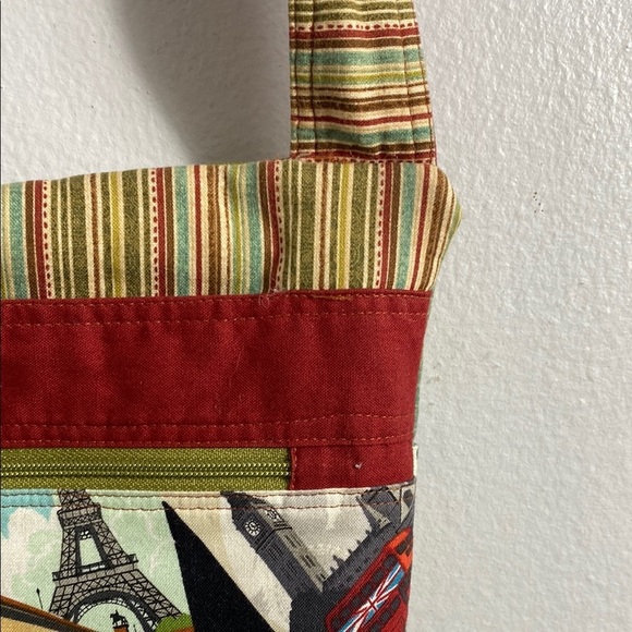 Red Crossbody Bag with Woven Texture and Structured Design - Picture 4 of 12